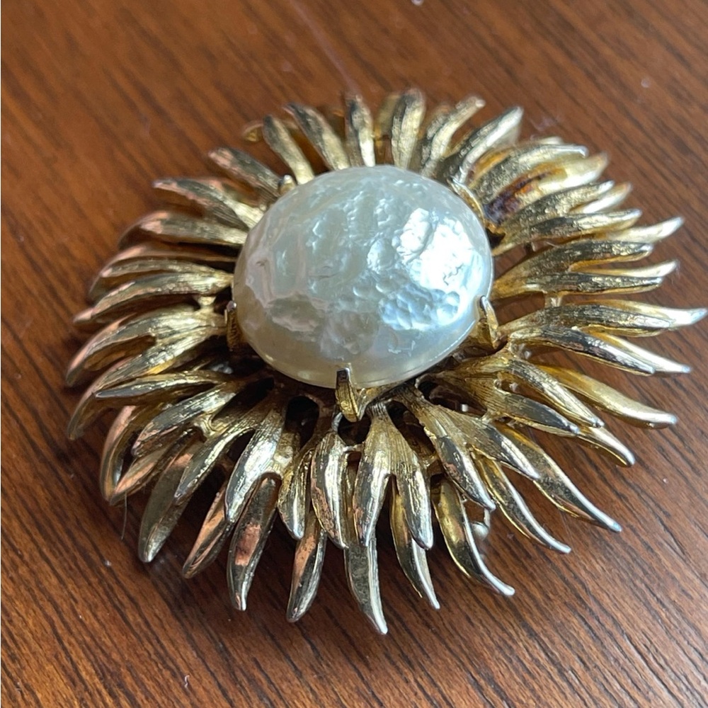 Vintage Starburst Brooch Pin Gold toned MCM jewelry Sunflower Daisy floral